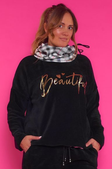 Una sudadera elástica que tiene un estampado en la parte frontal y una capucha con cuello regulable que estiliza la prenda por completo. 