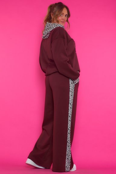 Una sudadera elástica que tiene capucha caracterizada por sus detalles animal print y su estampado con decoraciones brillantes.