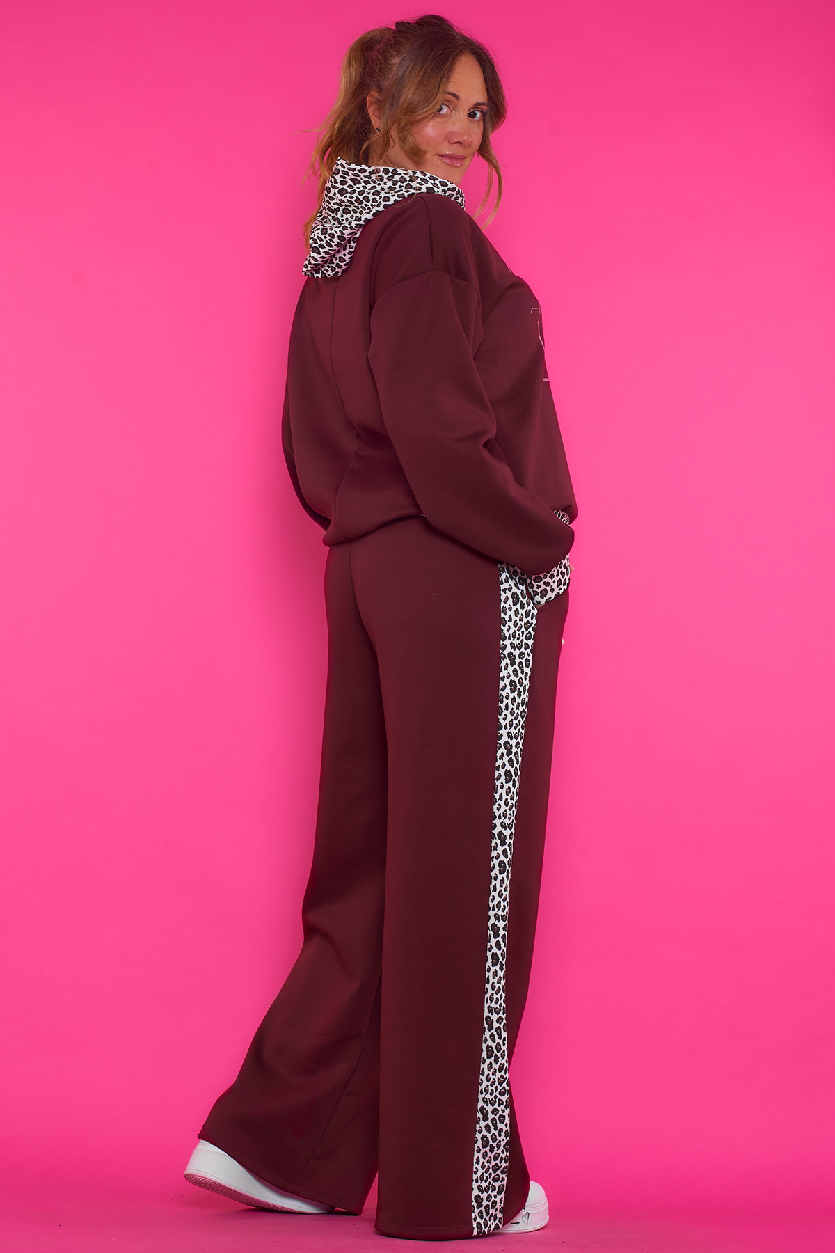 Sudadera Estampada Con Capucha Surrey Up Una sudadera elástica que tiene capucha caracterizada por sus detalles animal print y su estampado con decoraciones brillantes.