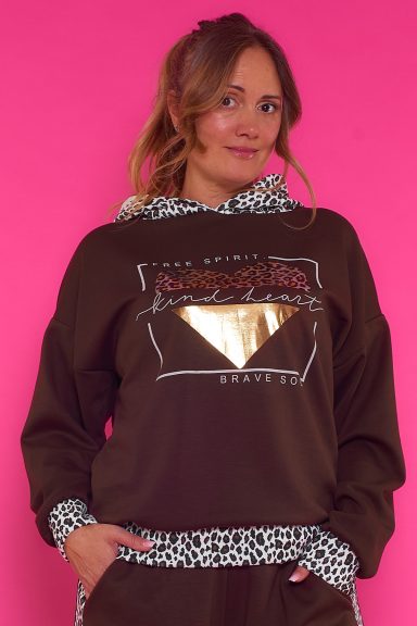 Una sudadera elástica que tiene capucha caracterizada por sus detalles animal print y su estampado con decoraciones brillantes.