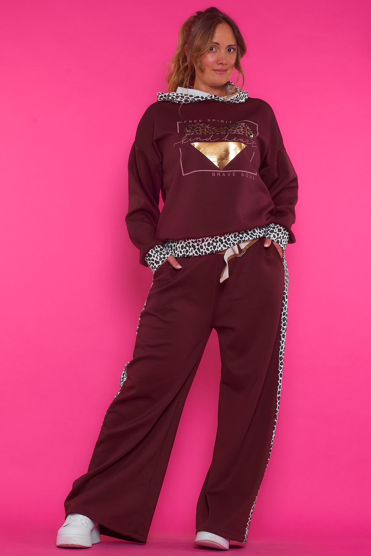 Pantalón Con Cinturón Surrey Down Un pantalón elástico que viene con un cinturón incluido. Tiene bolsillos en sus laterales y una goma elástica en la cintura.