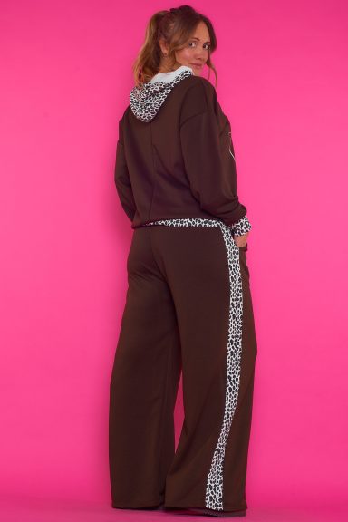 Un pantalón elástico que viene con un cinturón incluido. Tiene bolsillos en sus laterales y una goma elástica en la cintura.