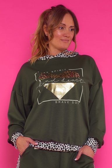 Una sudadera elástica que tiene capucha caracterizada por sus detalles animal print y su estampado con decoraciones brillantes.