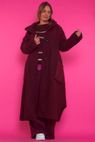 Abrigo Largo De Botones Nagua Un abrigo largo elástico que tiene capucha, dos bolsillos frontales y cierre por medio de botones. Su tejido es muy suave y calentito.