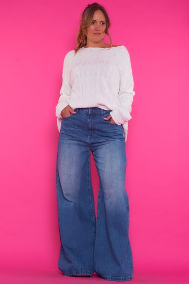 Un jersey elástico asimétrico de tejido extremadamente suave y agradable al tacto que tiene un patrón en su tejido moderno y original.