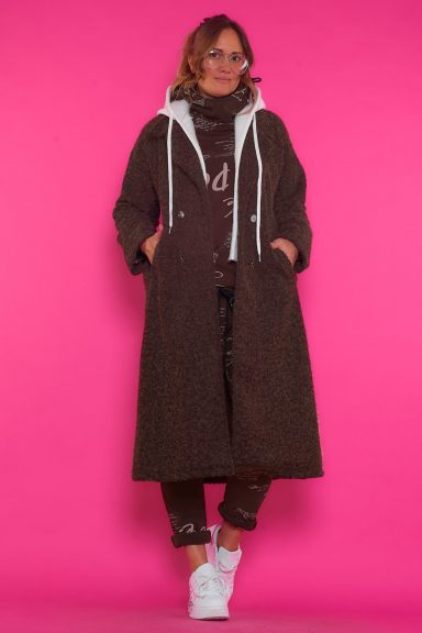 Abrigo Largo Con Capucha Seibo Marron Un abrigo largo elástico que tiene capucha regulable, bolsillos frontales y cierre por medio de botones. Aporta estilo y calidez.