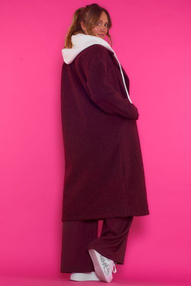 Abrigo Largo Con Capucha Seibo Vino Un abrigo largo elástico que tiene capucha regulable, bolsillos frontales y cierre por medio de botones. Aporta estilo y calidez.