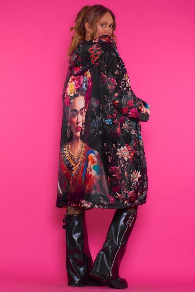 Abrigo Largo Estampado Glanvi 2 Un abrigo largo elástico de corte asimétrico que tiene capucha, un bolsillo frontal y una capa gruesa de forro polar en su interior.