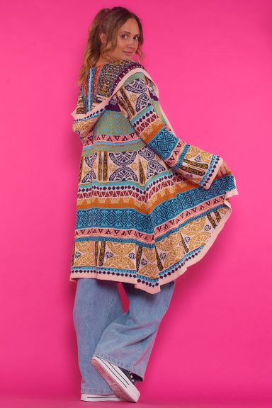 Chaqueta Estampada Colorida Grove Una chaqueta elástica con cierre por medio de cordones que está completamente estampada con una variedad de diseños y colores.