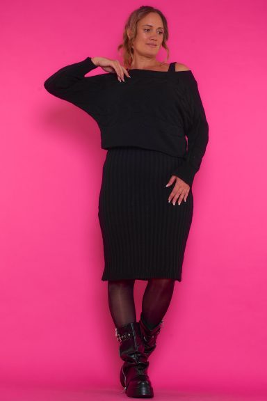 Vestido Con Jersey Pigot Un vestido corto de punto que es elástico y que tiene tirantes fijos. La prenda viene con un jersey incluido.