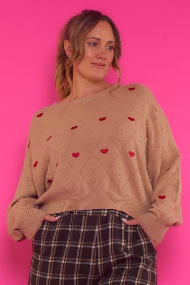 Jersey Estampado Con Textura Pares Un jersey elástico de cuello redondo que tiene un estampado con textura que cubre toda la prenda y un tejido extremadamente suave.