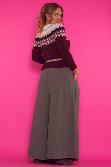 Pantalón Wide-Leg Urling 2 Un pantalón elástico de pierna ancha que tiene bolsillos laterales, trabillas y una goma elástica en la parte trasera de la cintura.