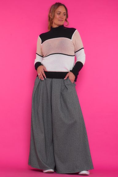 Jersey De Punto Cross Un jersey elástico de punto que tiene cuello alto y un tejido extremadamente suave y agradable al tacto. Una pieza ideal para la temporada.