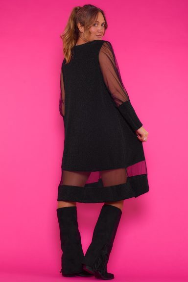 Un vestido corto que tiene en su tejido un brillo sutil. De decoración tiene tejido de tul en sus mangas al igual que en su parte inferior.