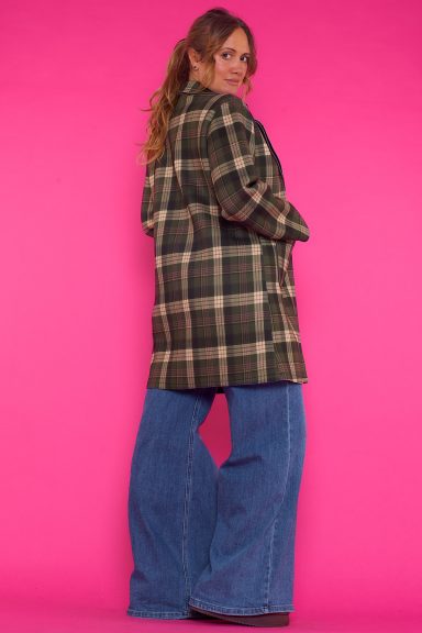 Un abrigo elástico completamente estampado que tiene dos bolsillos frontales y un mecanismo de cierre por medio de botones.