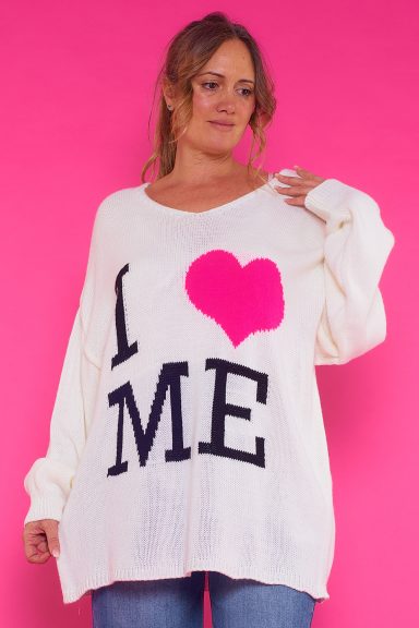 Un jersey baggy elástico de punto que se caracteriza por tener un estampado en la parte frontal y un corte asimétrico.