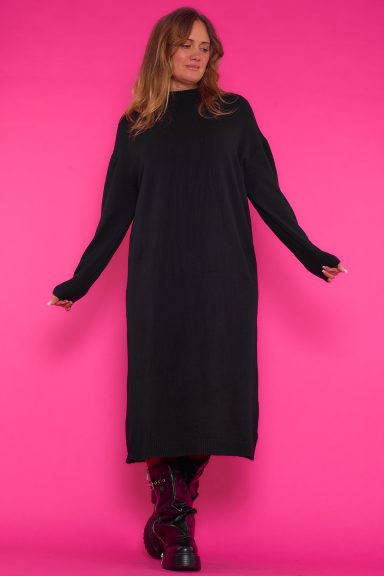 Un vestido largo elástico de manga larga que tiene cuello alto y un tejido extremadamente suave y agradable al tacto.