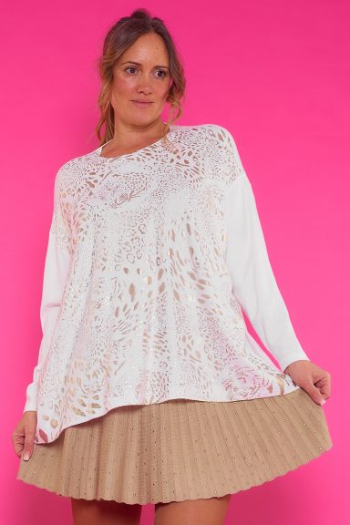 Una falda corta elástica que tiene strass esparcidos en toda la prenda y una goma elástica en la cintura para adaptar la prenda mejor.