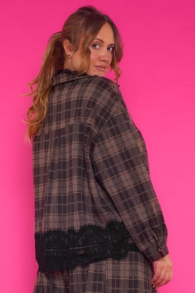 Camisa Estampada Couva UP Una camisa estampada elástica que tiene cierre por medio de botones y una decoración de encaje en su escote y en la parte inferior.