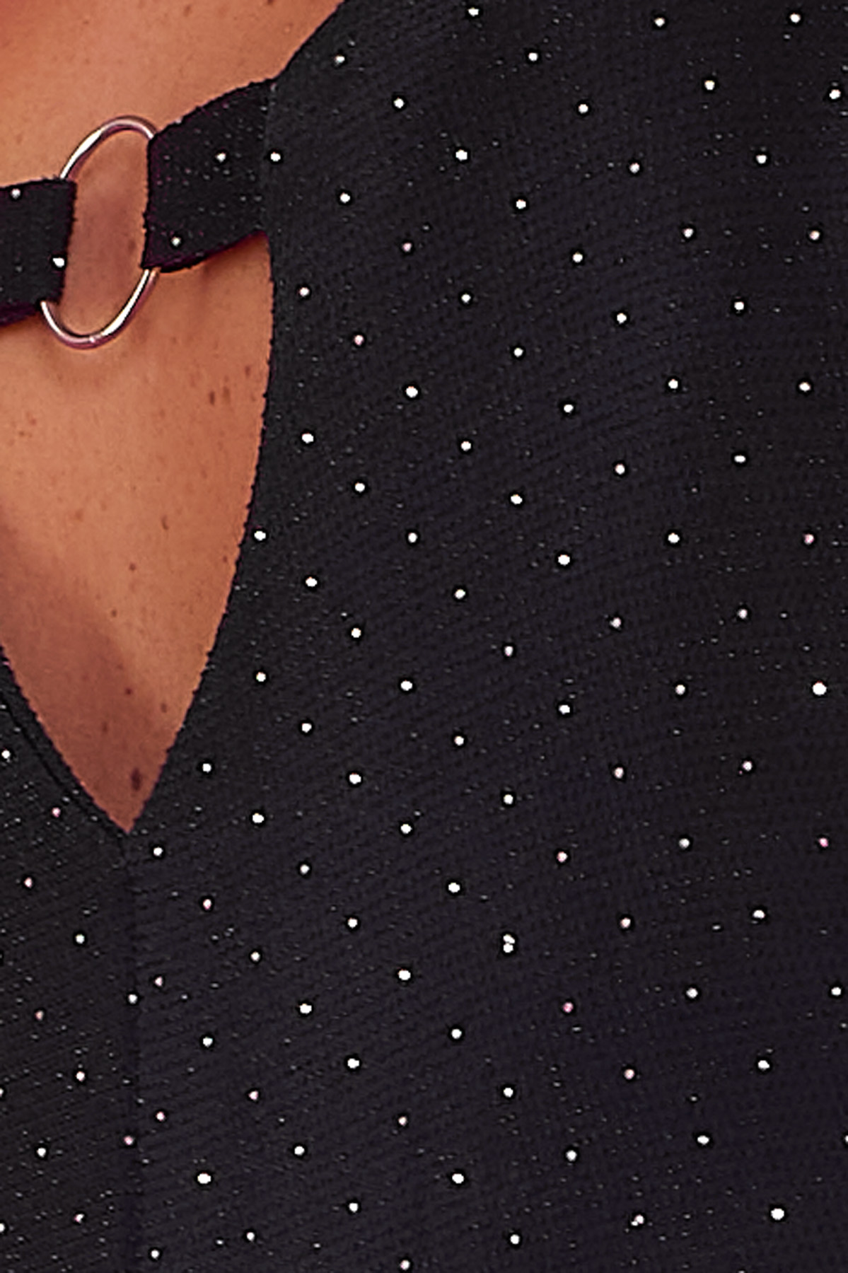 Vestido Corto Con Strass Iere Un vestido elástico que tiene una argolla en su parte trasera y strass esparcidos en toda la prenda que estilizan la pieza por completo.