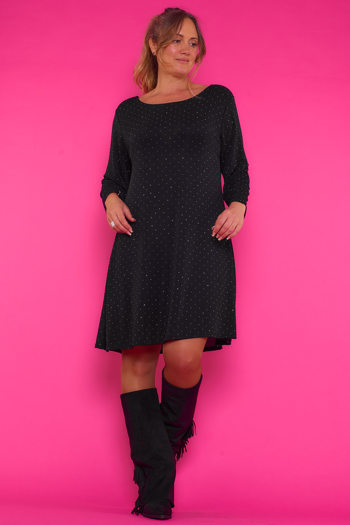 Vestido Corto Con Strass Iere Un vestido elástico que tiene una argolla en su parte trasera y strass esparcidos en toda la prenda que estilizan la pieza por completo.