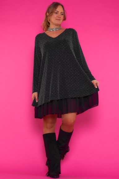 Un vestido corto elástico que se caracteriza por tener un brillo disimulado en su tejido y strass esparcidos en toda la prenda.