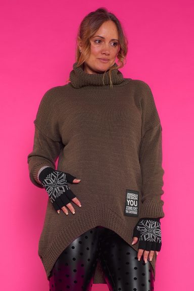 Un jersey elástico que es largo, es de punto y se caracteriza por tener cuello de tortuga y un corte asimétrico.