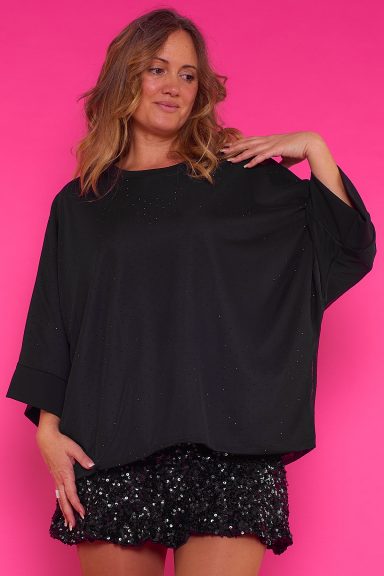 Una blusa elástica de cuello redondo que se caracteriza por tener su manga murciélago y strass esparcidos en toda la prenda.