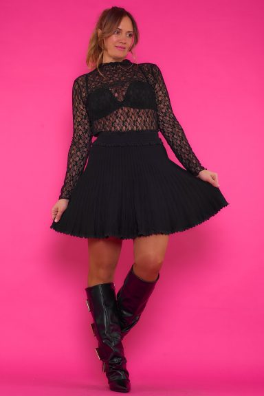 Una falda corta elástica que se caracteriza por tener un efecto plisado en su tejido que estiliza la prenda por completo.