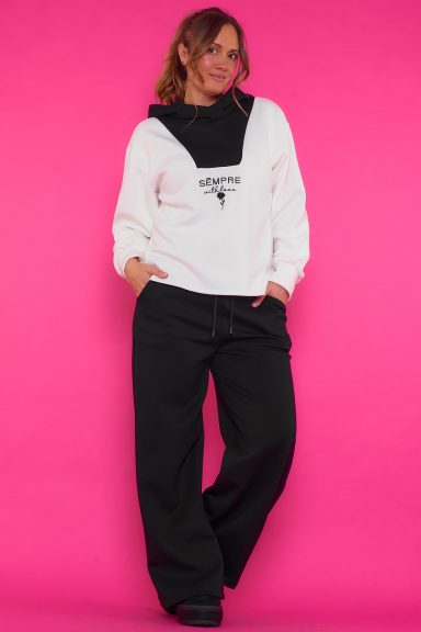 Un conjunto compuesto por una sudadera y un pantalón, ambas piezas son elásticas y tienen un tejido muy suave y agradable al tacto.