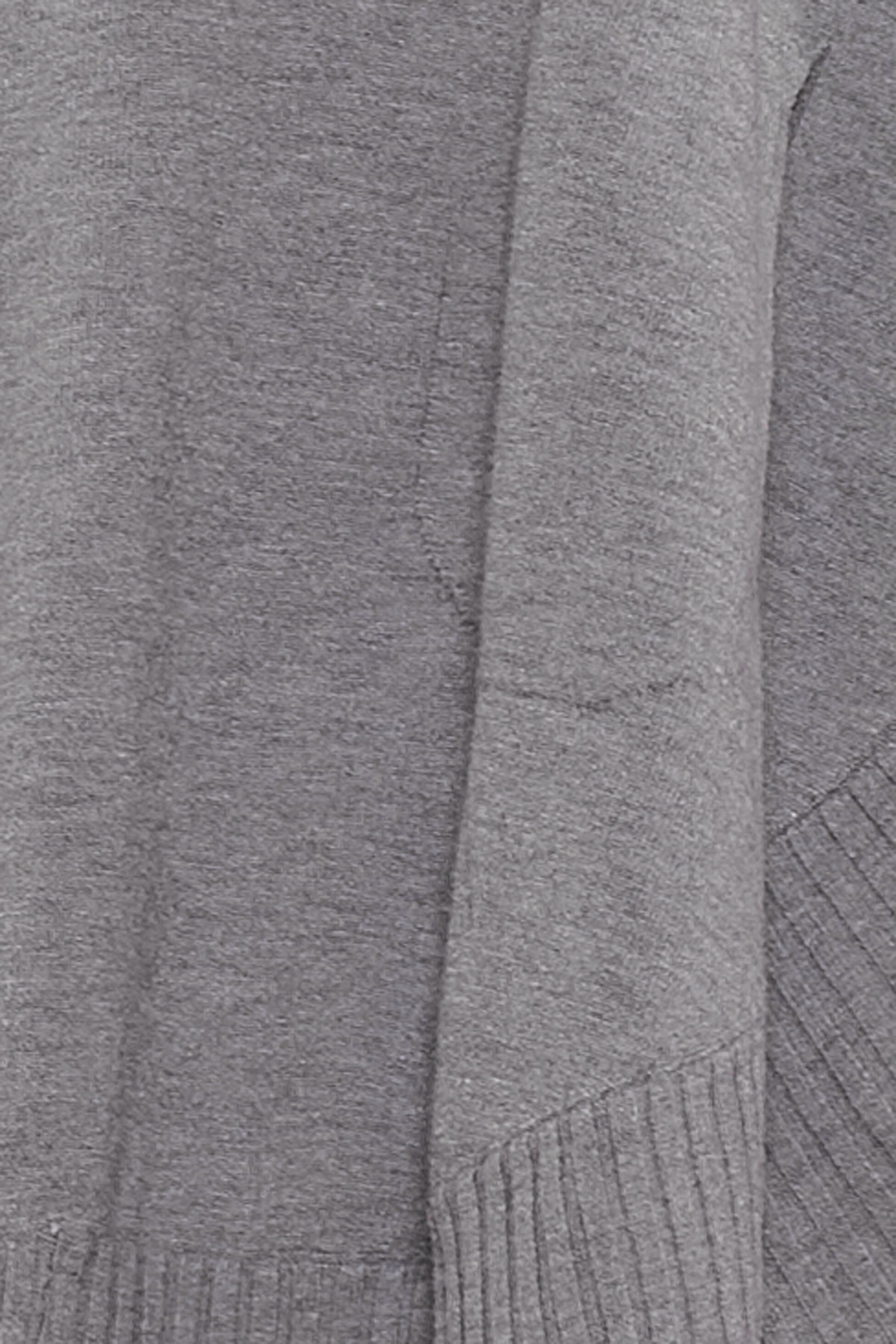 Jersey Poncho Asimétrico Maceo Un jersey elástico que tiene cuello de tortuga y bolsillos frontales que se caracteriza por tener un corte estilo poncho.