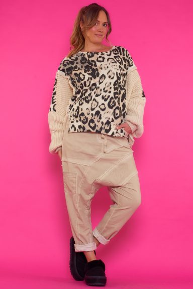 Un pantalón elástico de estilo baggy que tiene muchos bolsillos. La prenda tiene una goma elástica en la cintura con cordones. 