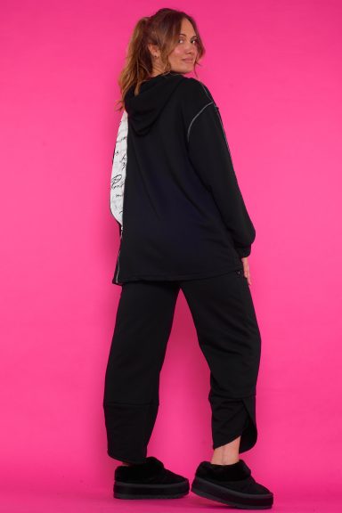 Una sudadera elástica que tiene capucha y que se caracteriza por tener una cremallera que revela un estampado oculto.