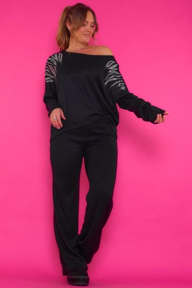 Un conjunto elástico compuesto por un jersey y un pantalón. Ambas piezas tienen un tejido extremadamente suave y agradable al tacto.