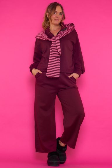 Un conjunto elástico compuesto por una sudadera y un pantalón. Ambas piezas tienen un tejido muy suave y agradable al tacto.