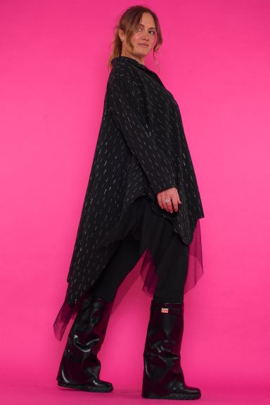 Camisa De Botones Con Volante De Tul Yapa Una camisa de botones elástica que tiene strass esparcidos en toda su tejido y un volante de tul en su parte inferior.