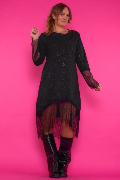 Un vestido de cuello redondo y manga larga que se caracteriza por tener decoración de encaje en su parte inferior y en sus mangas.