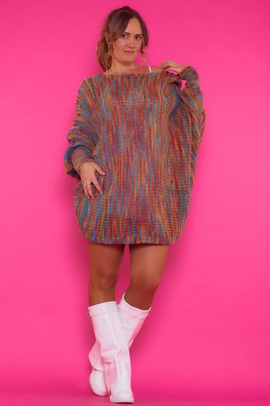 Un vestido elástico que se caracteriza por tener manga murciélago y por tener múltiples colores que estilizan la prenda por completo.