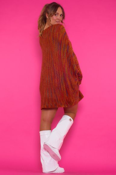 Un vestido elástico que se caracteriza por tener manga murciélago y por tener múltiples colores que estilizan la prenda por completo.