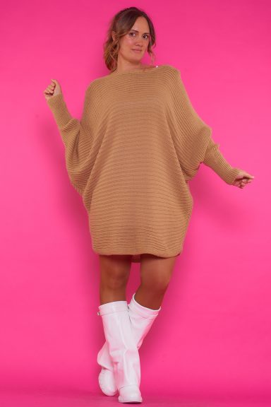 Vestido Corto/ Jersey KinKon Camel Un vestido corto que es elástico de estilo oversize que tiene corte asimétrico. Es de tela extremadamente suave y agradable al tacto.