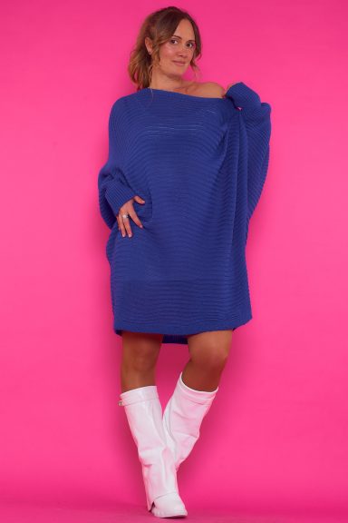 Vestido Corto/ Jersey KinKon Azul Klein Un vestido corto que es elástico de estilo oversize que tiene corte asimétrico. Es de tela extremadamente suave y agradable al tacto.