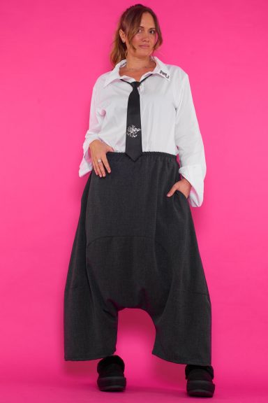 Un pantalón estilo baggy que tiene pierna ancha, bolsillos en sus laterales y una goma elástica en la cintura.