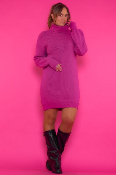 Vestido De Canalé Con Cuello De Tortuga Ibarra Un vestido de canalé elástico de manga larga que se caracteriza por tener un cuello de tortuga que estiliza la prenda por completo.