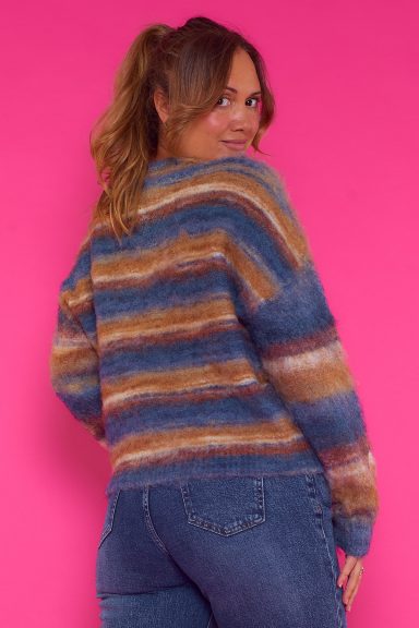 Un jersey elástico completamente estampado que tiene su tejido de punto con pelito, extremadamente suave y agradable al tacto.