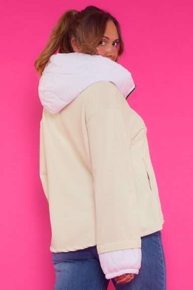 Chaqueta Con Capucha Esmeraldas Una chaqueta elástica que tiene cierre por medio de cremallera, dos bolsillos frontales y una capucha que estiliza la prenda por completo.