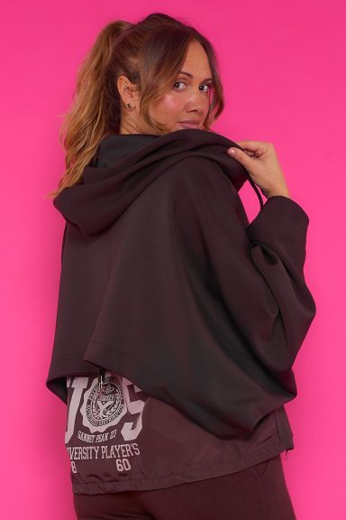 Chaqueta Estampada Con Capucha Milagro Una chaqueta elástica que tiene capucha, cierre por cremallera y bolsillos frontales. Se caracteriza por tener un estampado en la espalda.