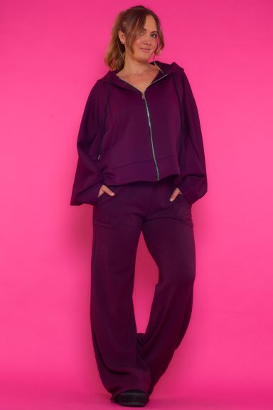 Pantalón De Pierna Recta Azogas Un pantalón elástico de tejido extremadamente suave y agradable al tacto que tiene bolsillos laterales y goma elástica en la cintura.