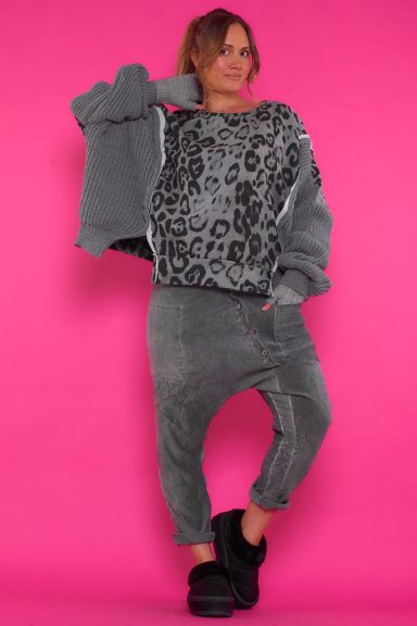 Pantalón Baggy Montecristi Un pantalón elástico de estilo baggy que tiene bolsillos frontales y bolsillos traseros. Tiene una goma elástica en la cintura con cordones.