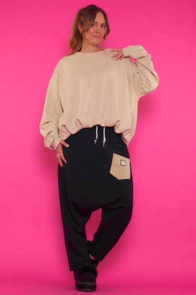 Pantalón Baggy Sambo Un pantalón elástico de estilo baggy que tiene cinco bolsillos. La prenda tiene una goma elástica en la cintura con cordones.