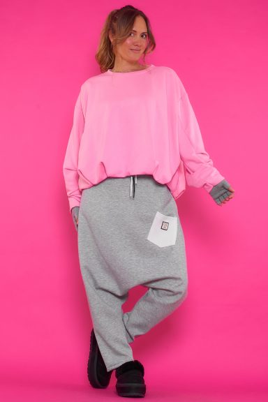 Un pantalón elástico de estilo baggy que tiene cinco bolsillos. La prenda tiene una goma elástica en la cintura con cordones.